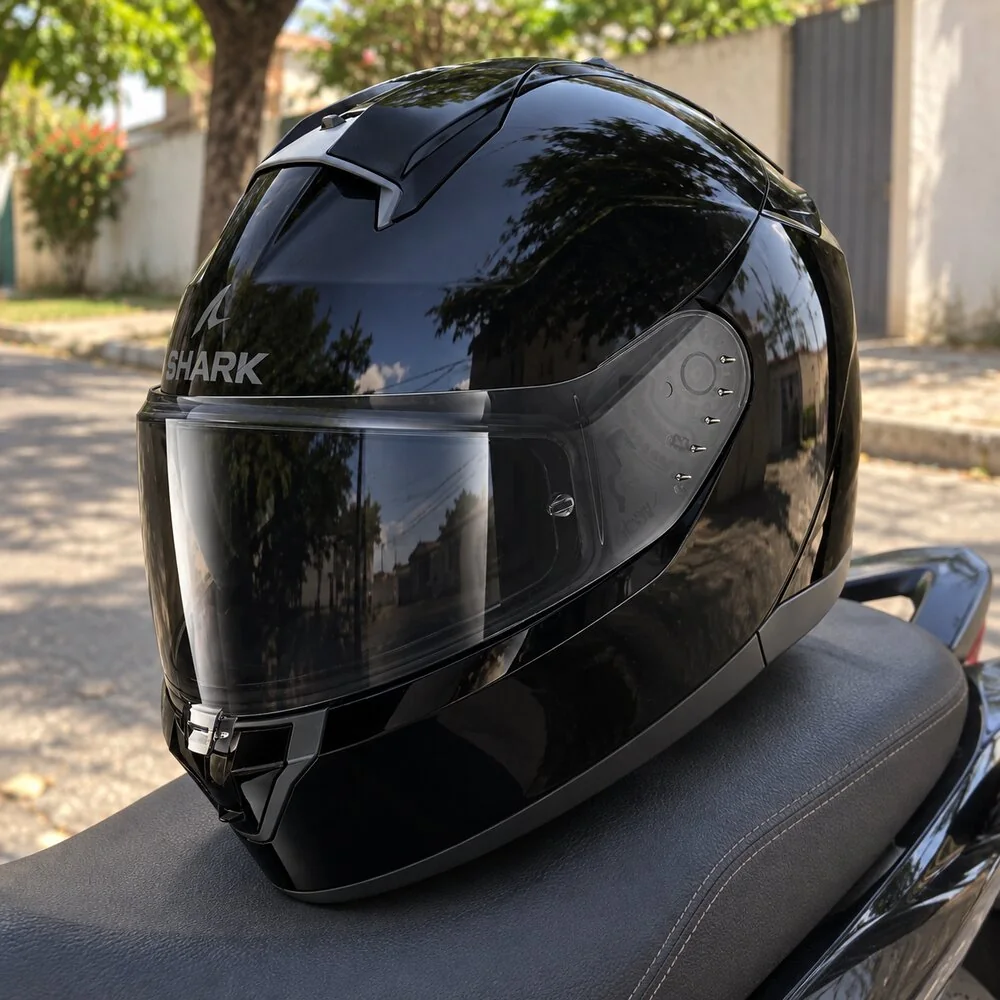 Shark RIDILL 2 preto brilhante sobre o banco da moto, parada numa rua com árvores